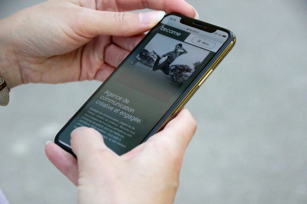 ibecome-communication-sdcT5YVZnJo-unsplash Mobile user viewing a text-optimized landing page