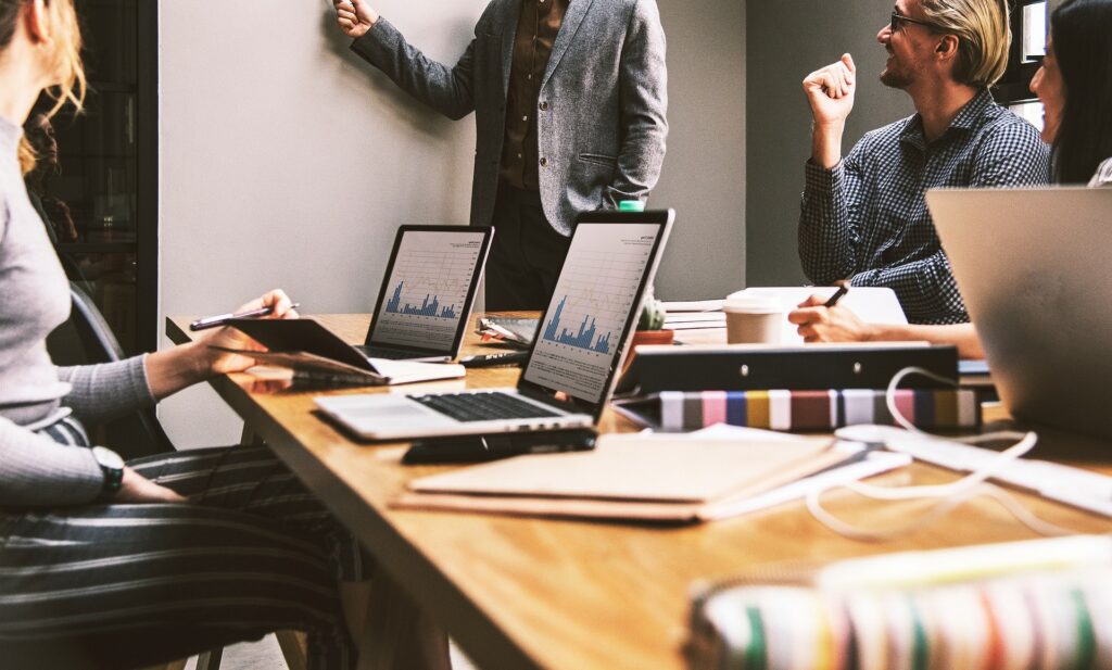 job-5382501_1920 Digital marketing team creating SEO content strategy"